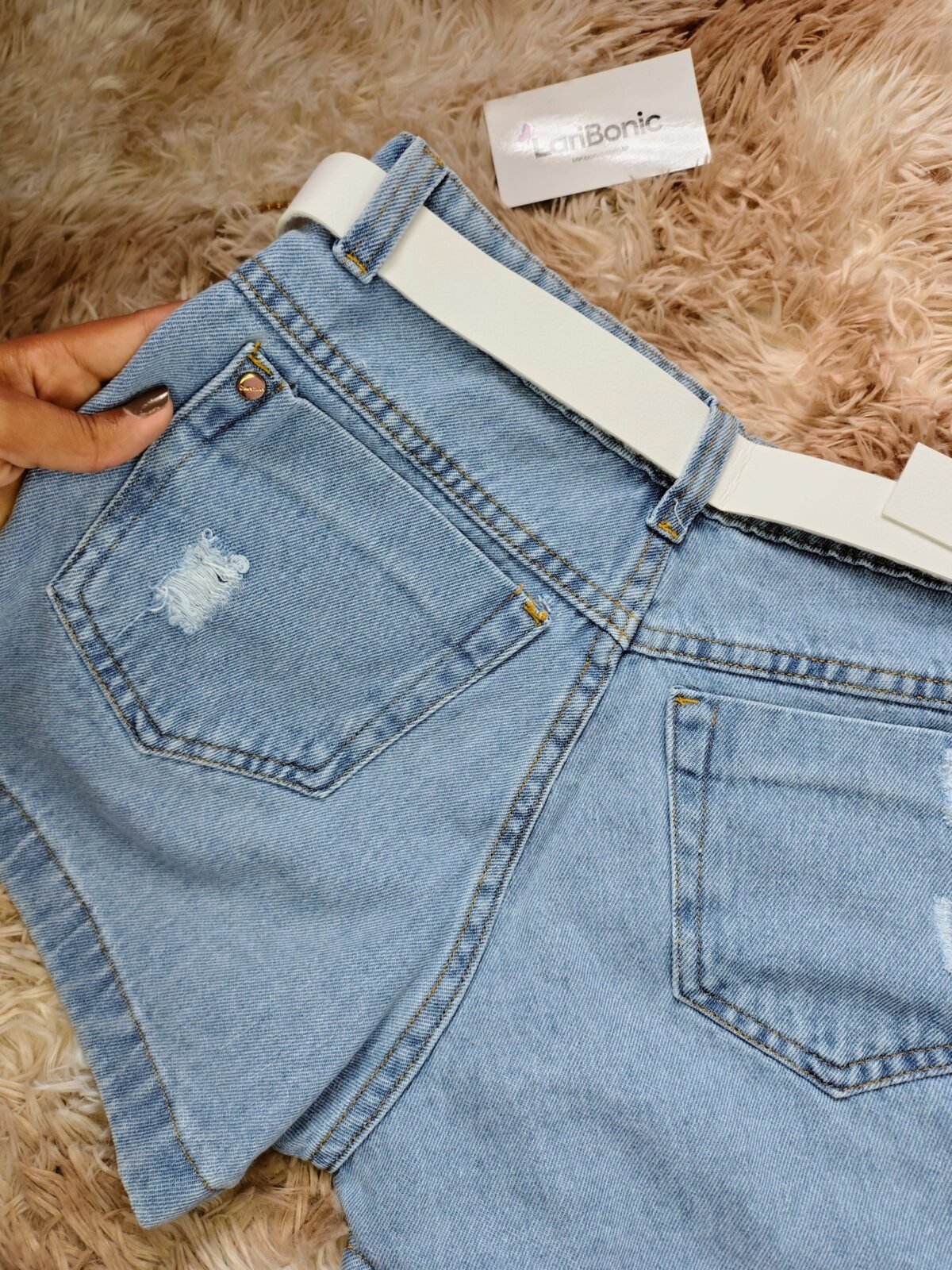 Short Jeans Com Cinto Branco - Imagem 5